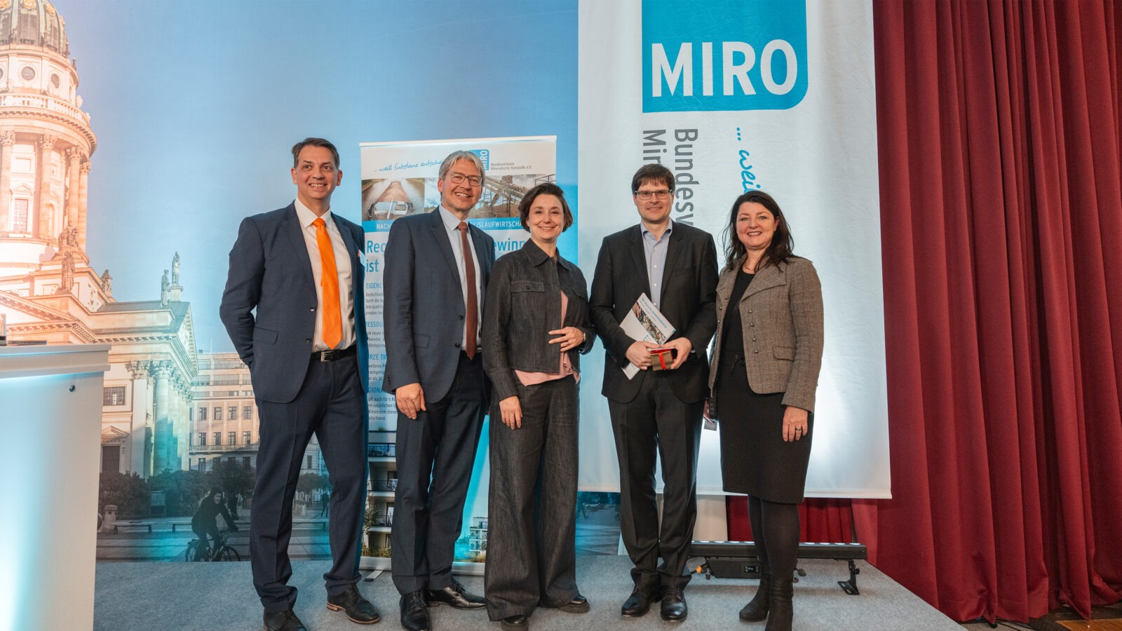 Auf dem Podium diskutierten Dr. Sandra Detzer MdB (BÜNDNIS 90/DIE GRÜNEN), wirtschaftspolitische Sprecherin; Johannes Rothenberger MdB (CDU Deutschlands), Mitglied im Ausschuss für Wohnen, Stadtentwicklung, Bauwesen und Kommunen; Christian Reifenscheid, LZR Lenz-Ziegler-Reifenscheid GmbH; sowie Christian Strunk, Präsident des Bundesverbandes Mineralische Rohstoffe (MIRO) über zentrale Fragen.