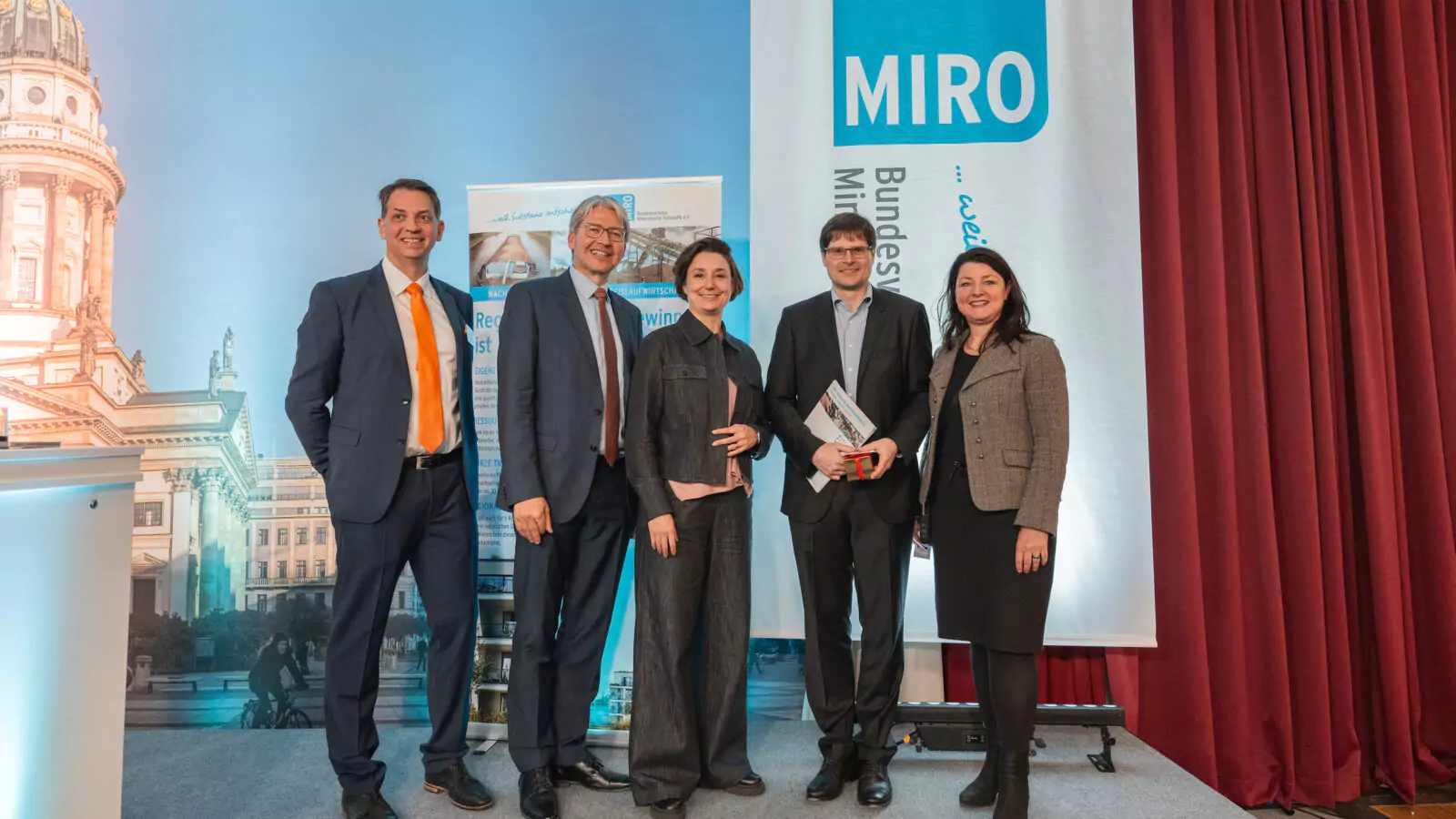 Auf dem Podium diskutierten Dr. Sandra Detzer MdB (BÜNDNIS 90/DIE GRÜNEN), wirtschaftspolitische Sprecherin; Johannes Rothenberger MdB (CDU Deutschlands), Mitglied im Ausschuss für Wohnen, Stadtentwicklung, Bauwesen und Kommunen; Christian Reifenscheid, LZR Lenz-Ziegler-Reifenscheid GmbH; sowie Christian Strunk, Präsident des Bundesverbandes Mineralische Rohstoffe (MIRO) über zentrale Fragen.