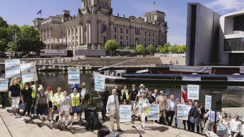 Rohstoffschiff sorgt vor dem Reichstag für Aufsehen