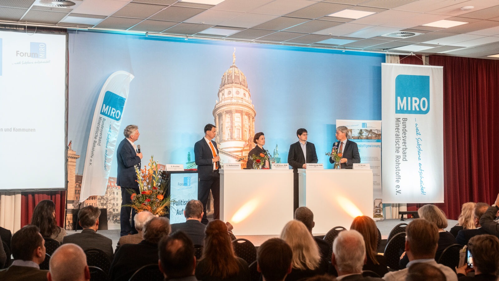 Auf dem Podium diskutierten Dr. Sandra Detzer MdB (BÜNDNIS 90/DIE GRÜNEN), wirtschaftspolitische Sprecherin; Johannes Rothenberger MdB (CDU Deutschlands), Mitglied im Ausschuss für Wohnen, Stadtentwicklung, Bauwesen und Kommunen; Christian Reifenscheid, LZR Lenz-Ziegler-Reifenscheid GmbH; sowie Christian Strunk, Präsident des Bundesverbandes Mineralische Rohstoffe (MIRO) über zentrale Fragen