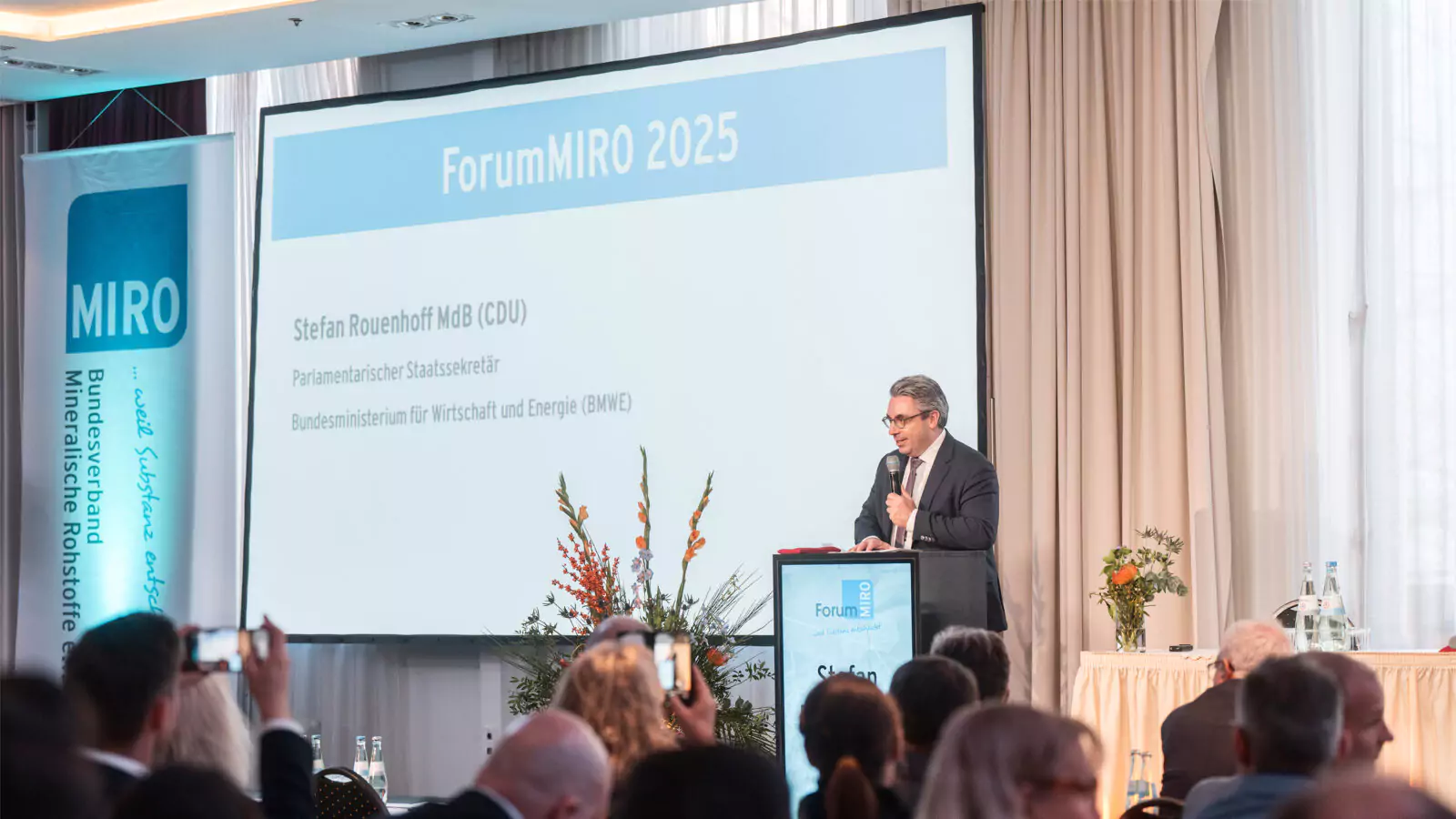 Den Auftakt machte das politische Grußwort von Stefan Rouenhoff MdB, Parlamentarischer Staatssekretär im Bundesministerium für Wirtschaft und Energie (BMWE).