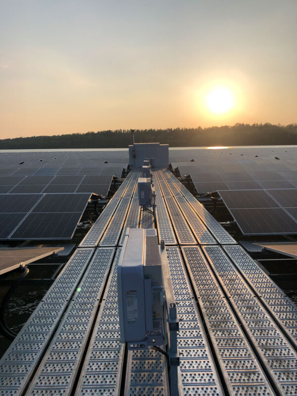 Sonnenaufgang über PV-Anlage