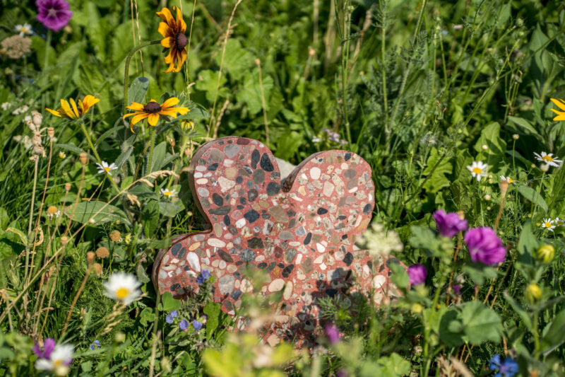 Betonblume in Blumenwiese