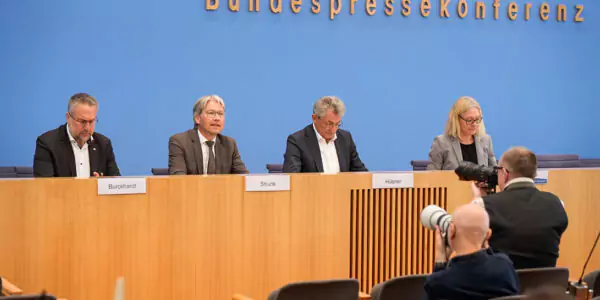 Carsten (v.l.n.r.) Carsten Burckhardt , Stellv. Bundesvorsitzender IG BAU; Christian Strunk, Präsident Bundesverband Mineralische Rohstoffe; Peter Hübner, Präsident des Hauptverbandes der Deutschen Bauindustrie; Corinna Buschow, Stellv. Vorsitzende der Bundespressekonferenz