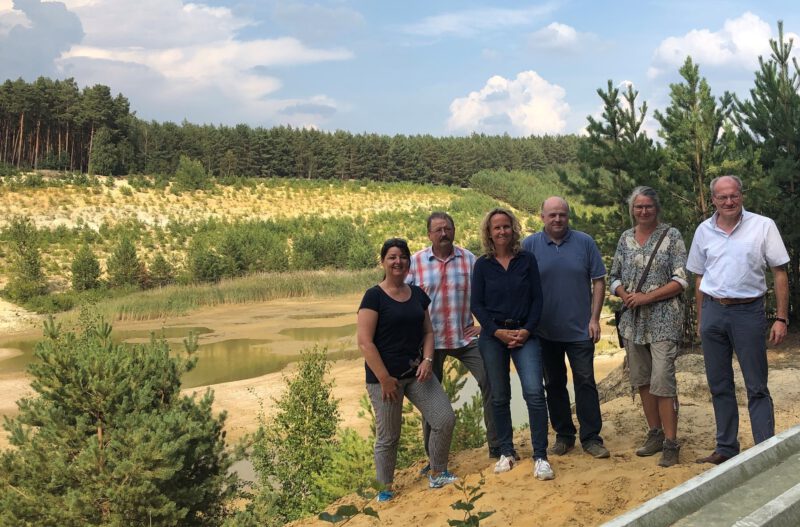 Gruppenbild im vielfältigen Biotop einer ehemaligen Gewinnungsfläche