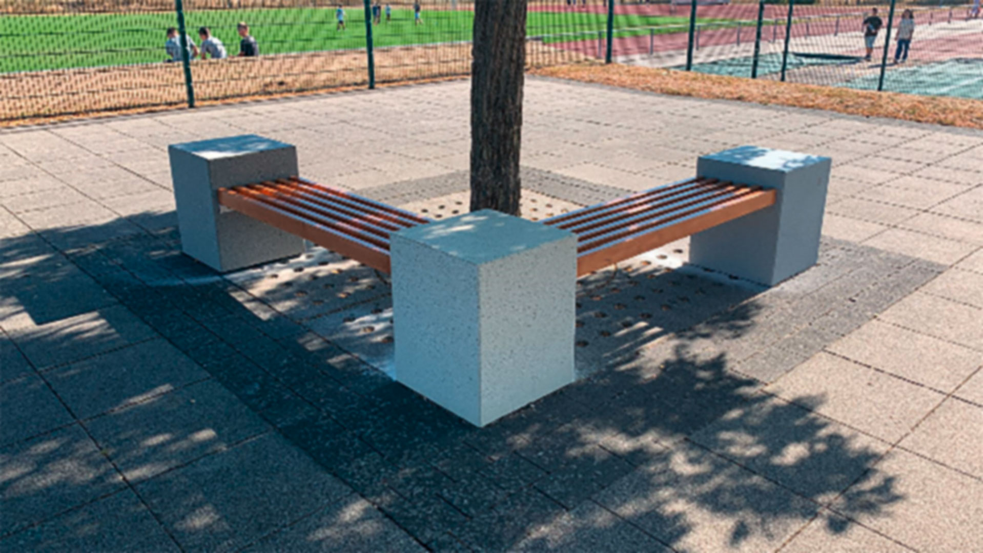 Im ersten Bauabschnitt wurden Sitzgelegenheiten aus Beton mit einer hölzernen Sitzauflage sowie eine Tischtennisplatte erstellt