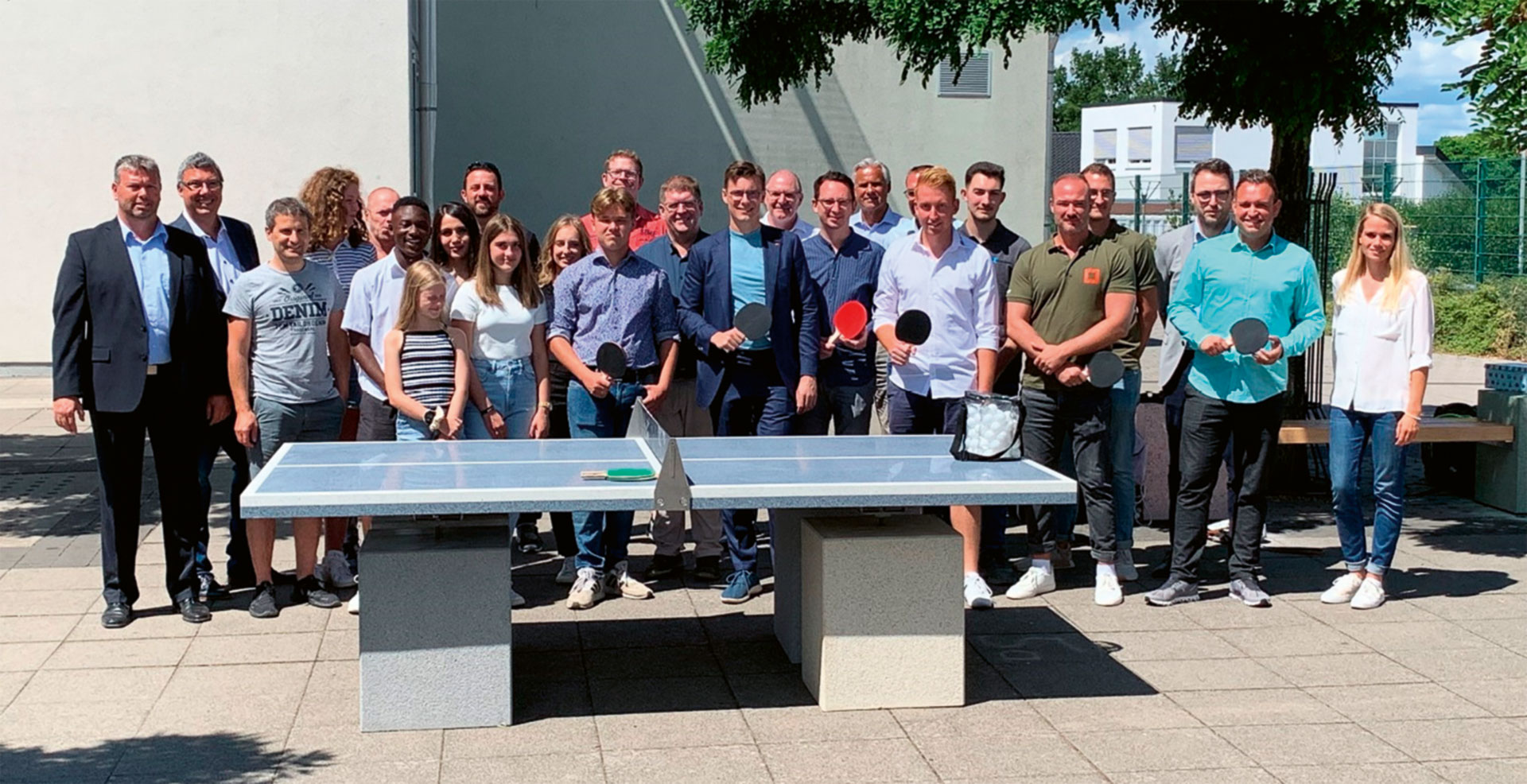 Einweihung der selbst erstellten Tischtennisplatte mit Schülern, Bundestagsabgeordneten, Bürgermeister, Gemeinderat und Schulleitung