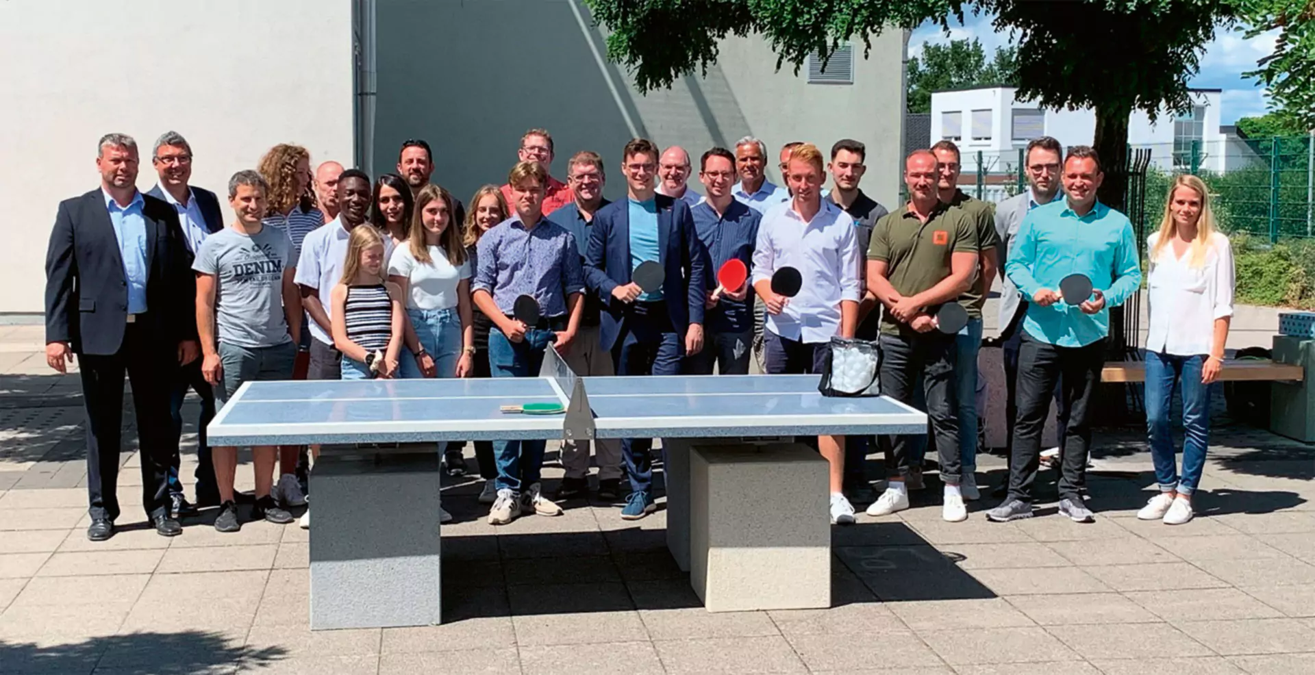 Einweihung der selbst erstellten Tischtennisplatte mit Schülern, Bundestagsabgeordneten, Bürgermeister, Gemeinderat und Schulleitung