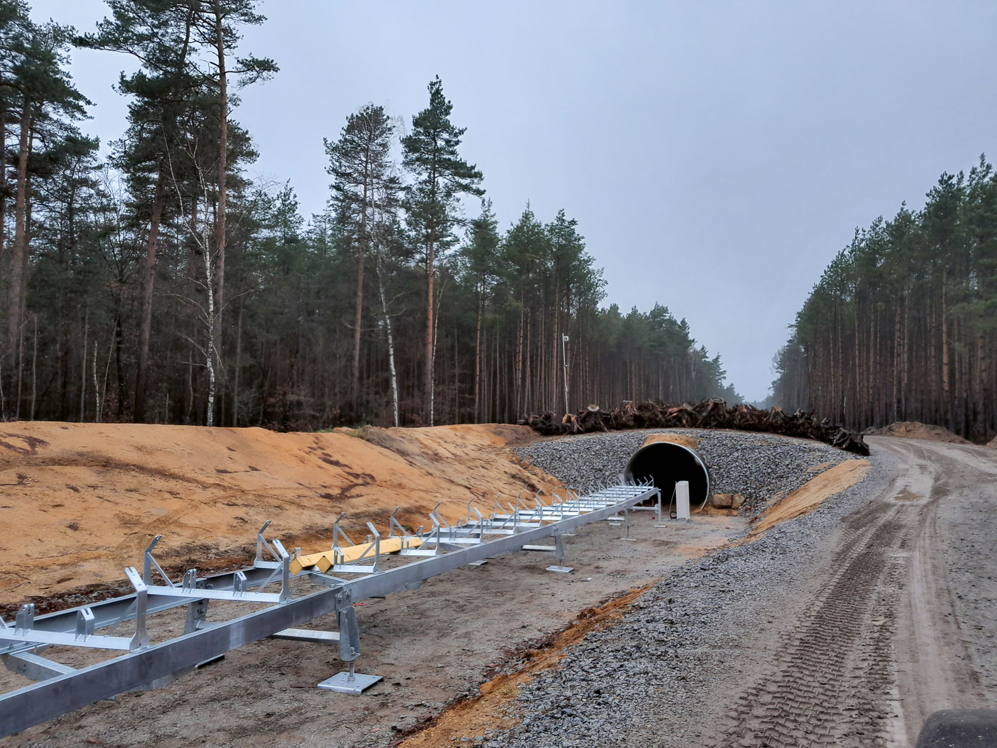 Mehrere Tunnel für Straßenquerungen sowie für den Wildwechsel wurden errichtet; hier: Montage der Bandgestelle