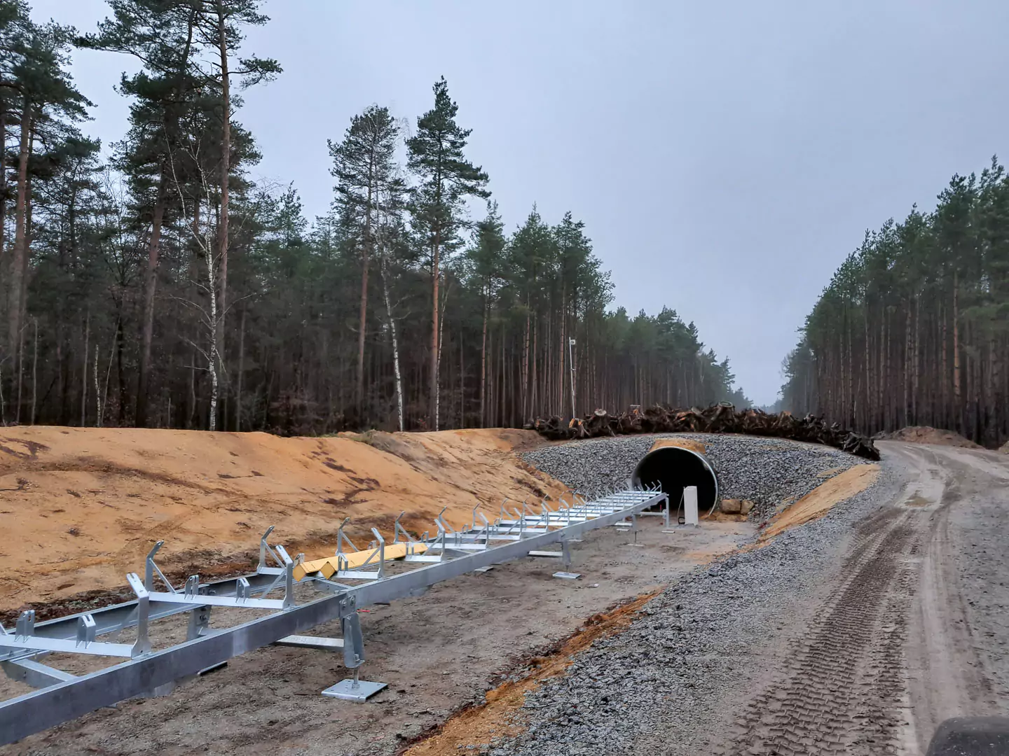 Mehrere Tunnel für Straßenquerungen sowie für den Wildwechsel wurden errichtet; hier: Montage der Bandgestelle