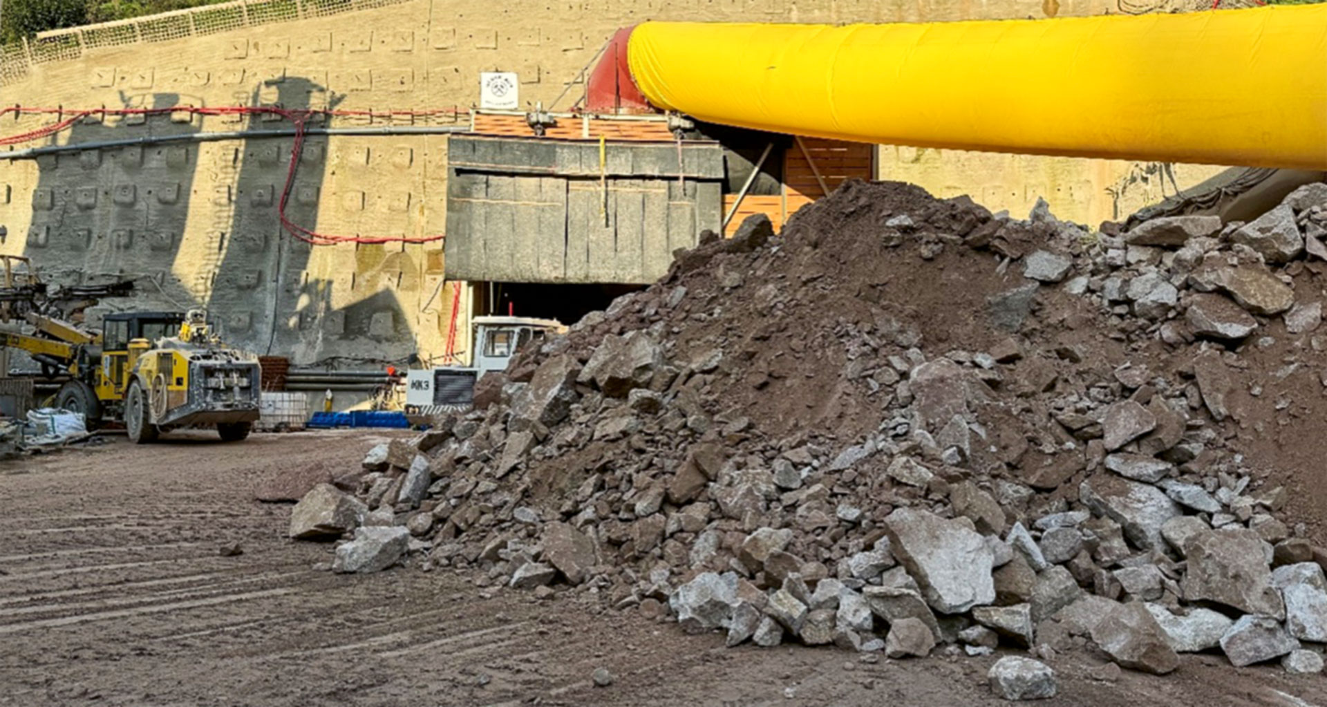 1 Mio. t Tunnelausbruchmaterial werden unter dem Motto „Granit zu Granit“ zunächst zwischengelagert und dann zu einem qualifizierten Baustoff aufbereitet