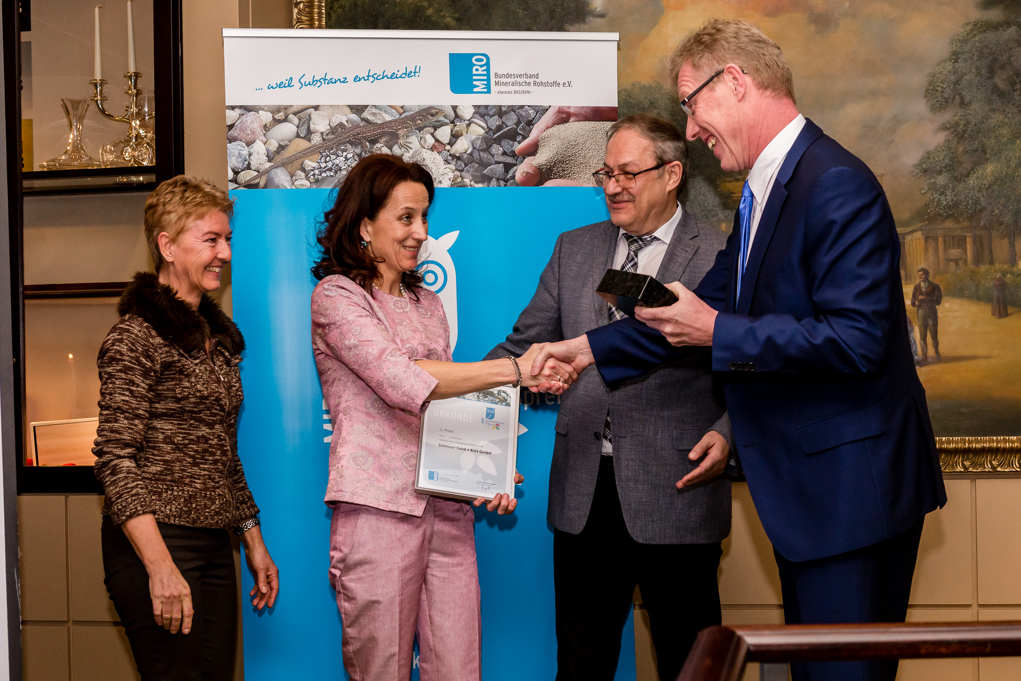 Dr. Gerd Hagenguth und Dr. Friedhelm Rese überreichen den Preis an Anja Schmeer und Claudia Klopp von Schmeer Sand + Kies GmbH.