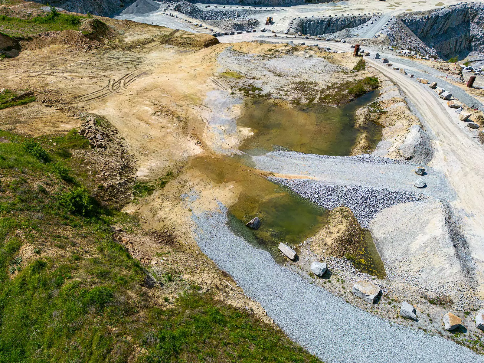 Eine Teilfläche wird zumindest für eine Saison als zusätzlicher Lebensraum für Flussregenpfeifer gestaltet