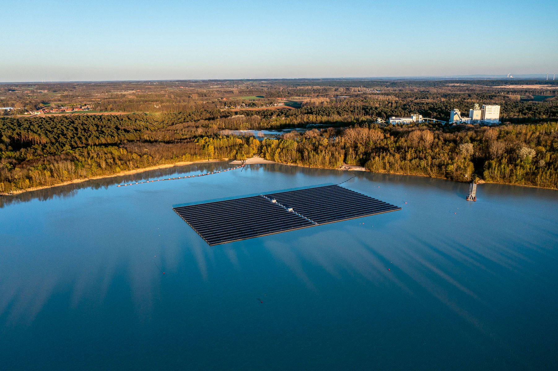 Die 3,1 MWp starke Floating-PV-Anlage in Haltern am See ist der Startpunkt des Transformationskonzepts der Quarzwerke