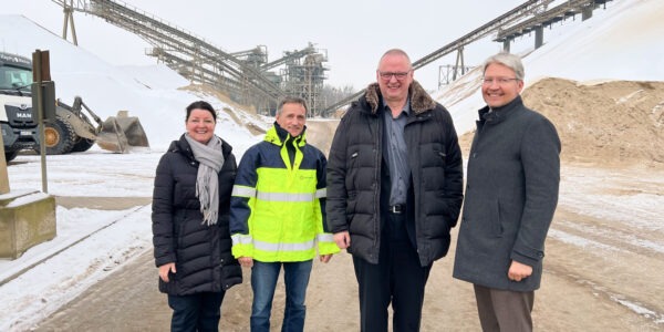 Staatssekretär Dr. Olaf Joachim besucht Kieswerk Barleben; Von links nach rechts: MIRO-Geschäftsführerin Susanne Funk; Geschäftsführer der Hülskens Barleben GmbH & Co. KG, Dr. Claus Heidecke; Staatssekretär im Bundesministerium für Wohnen, Stadtentwicklung und Bauwesen, Dr. Olaf Joachim; MIRO-Präsident Christian Strunk