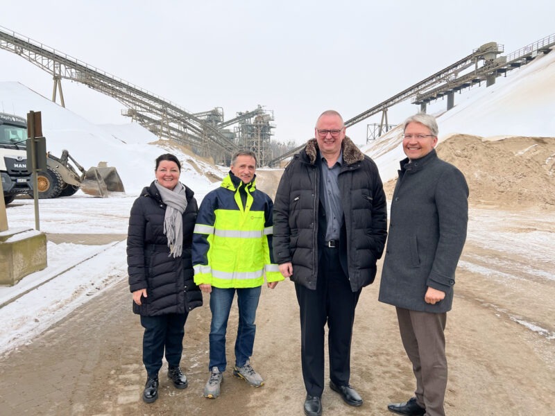 Staatssekretär Dr. Olaf Joachim besucht Kieswerk Barleben; Von links nach rechts: MIRO-Geschäftsführerin Susanne Funk; Geschäftsführer der Hülskens Barleben GmbH & Co. KG, Dr. Claus Heidecke; Staatssekretär im Bundesministerium für Wohnen, Stadtentwicklung und Bauwesen, Dr. Olaf Joachim; MIRO-Präsident Christian Strunk