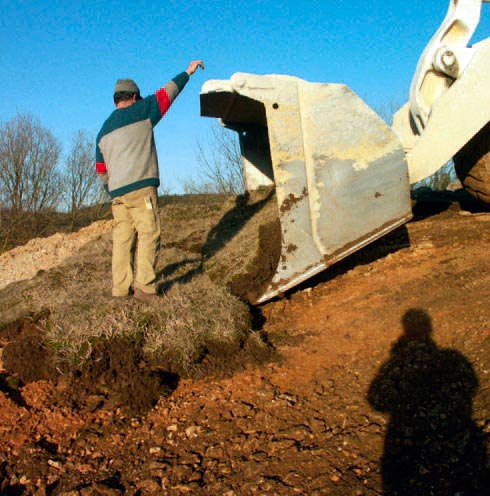 Einbau der Magerrasen-Soden am neuen Standort im westlichen Steinbruchbereich.