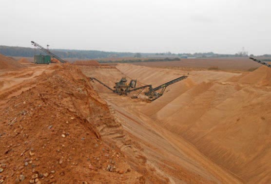 Umweltminimierende Gewinnungstechnologie: Links das Aufhalten der werthaltigen Kiesfraktion, rechts der Wiedereinbau der Sandfraktion.