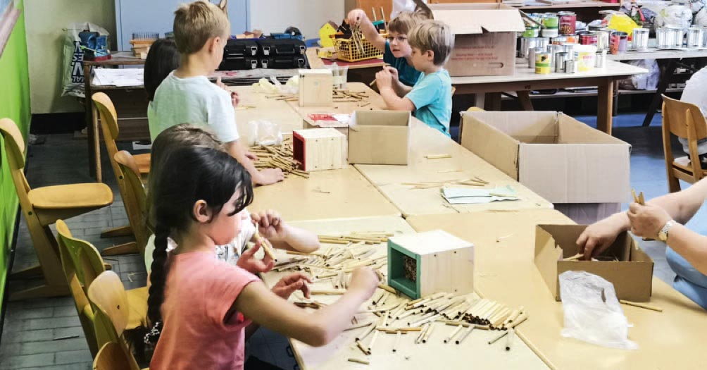 Kinder bauen im Kindergarten und in der Schule Nisthilfen.