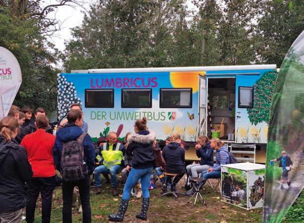 Schülergruppen kommen mehrmals pro Jahr mit dem Umweltbus der Natur- und Umweltschutz-Akademie NRW zu Siemes.