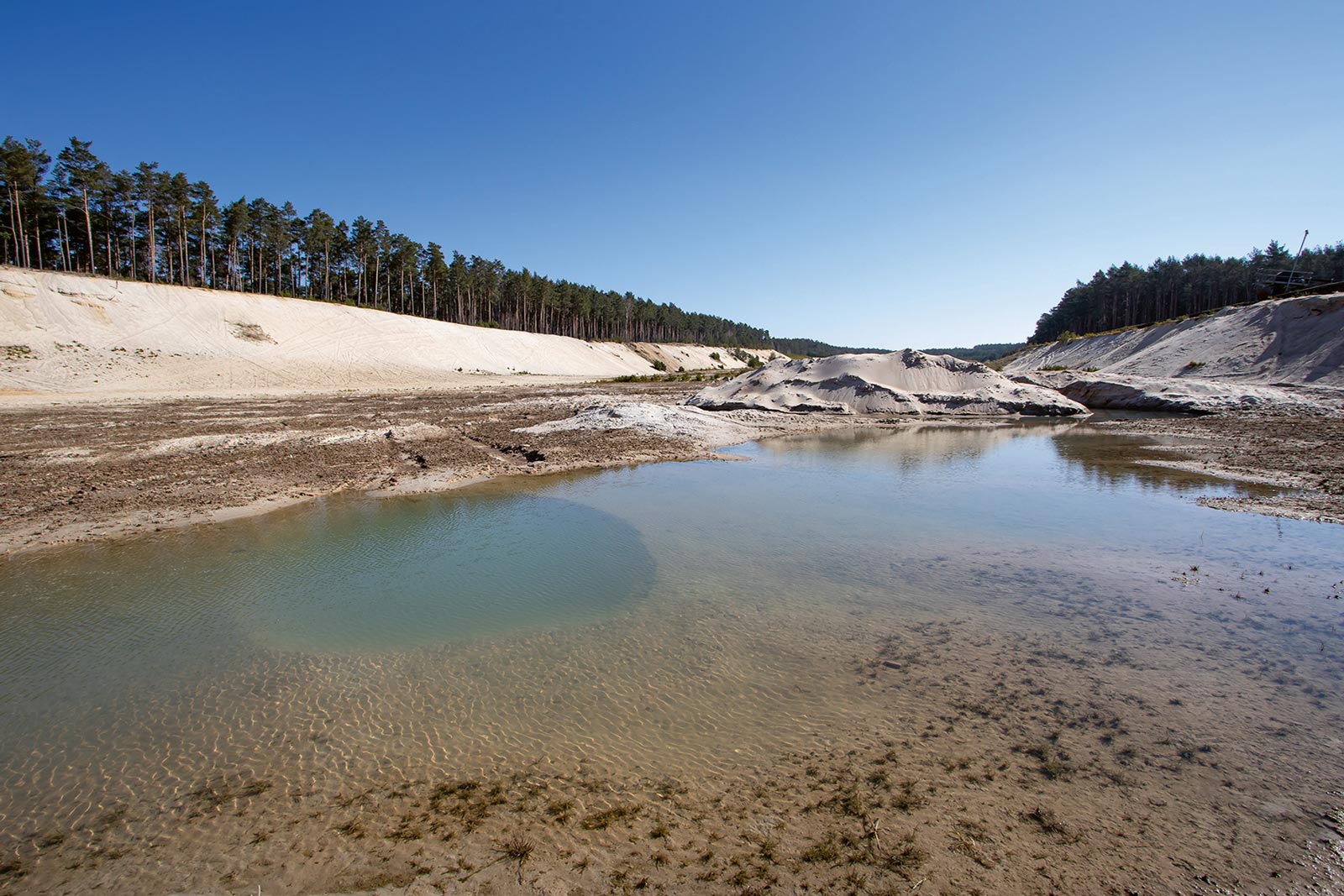 Angelegte Wasserzonen – als Flachwasser mit Vertiefung oder auch als tiefere Kleingewässer.