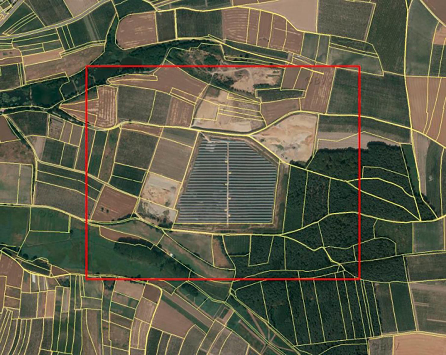 Die ehemaligen Abbauflächen wurden zu einer der ersten Freiflächen-Photovoltaik-Anlagen in Bayern umgewidmet und realisiert.