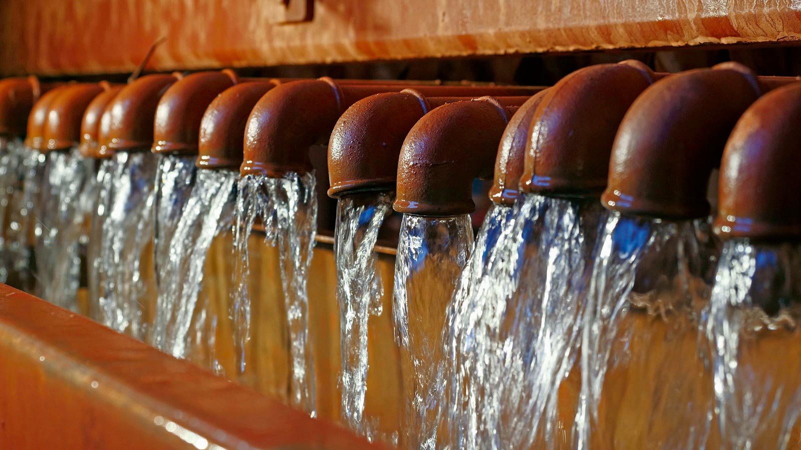 Mit Wasch- und Entwässerungssiebmaschinen in Verbindung mit Hydrozyklonen werden die Feinstkornanteile von den aufgegebenen Materialien abgewaschen.
