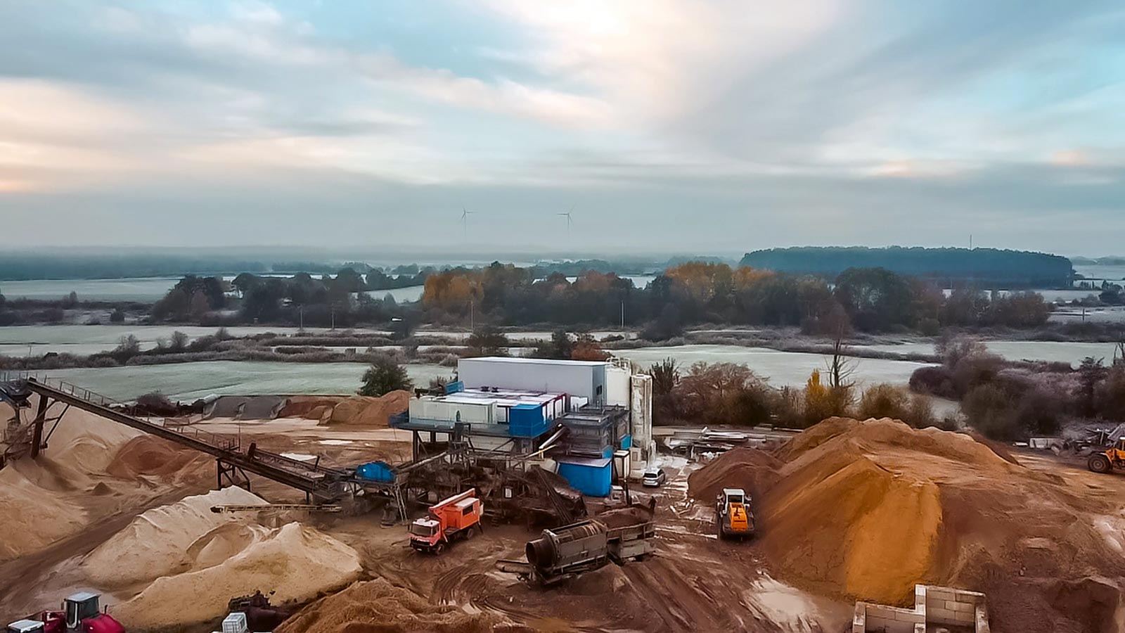 Das Unternehmen hat eine Sandwaschanlage mit Schlammentwässerung zur Waschwasserrückgewinnung individuell entwickelt.