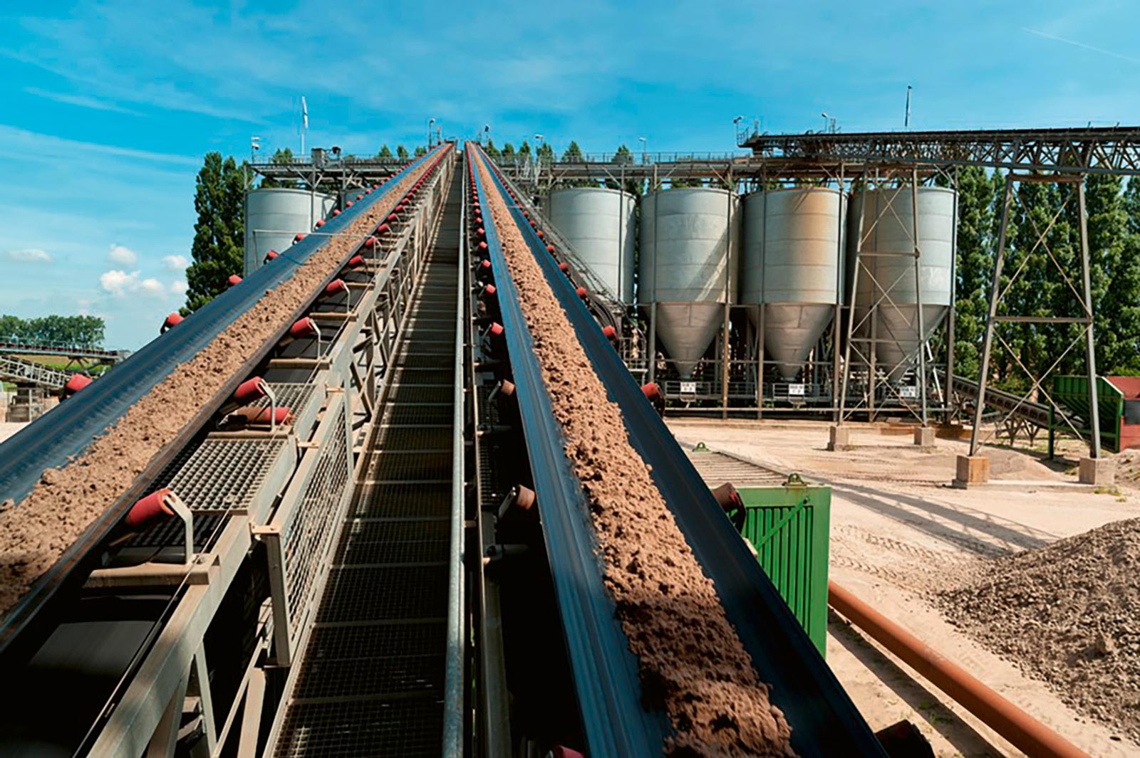 Die bereits 2009 errichtete hochmoderne Sandaufbereitung kombiniert mit Siloanlage ist die aufbereitungstechnische Grundlage zur Produktion von hochqualitativen Gesteinskörnungen aus Restkiesen.