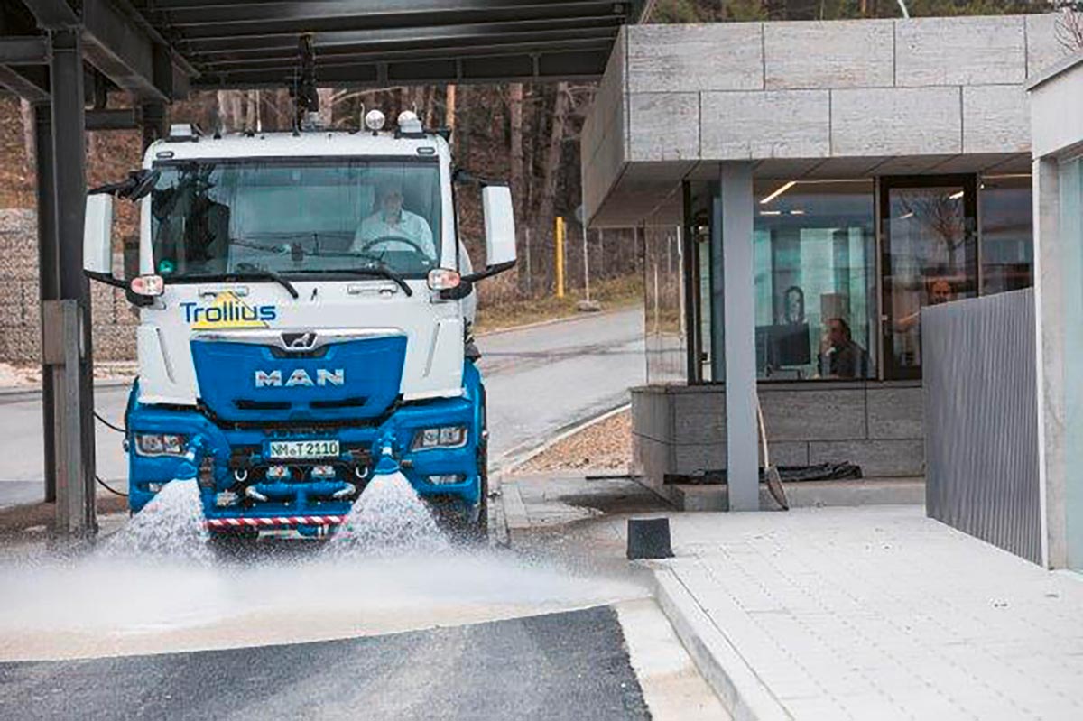 Das Fahrzeug auf Basis eines MAN TGS 26.510 hat diverseste Möglichkeiten der Staubbindung mit Wasser.