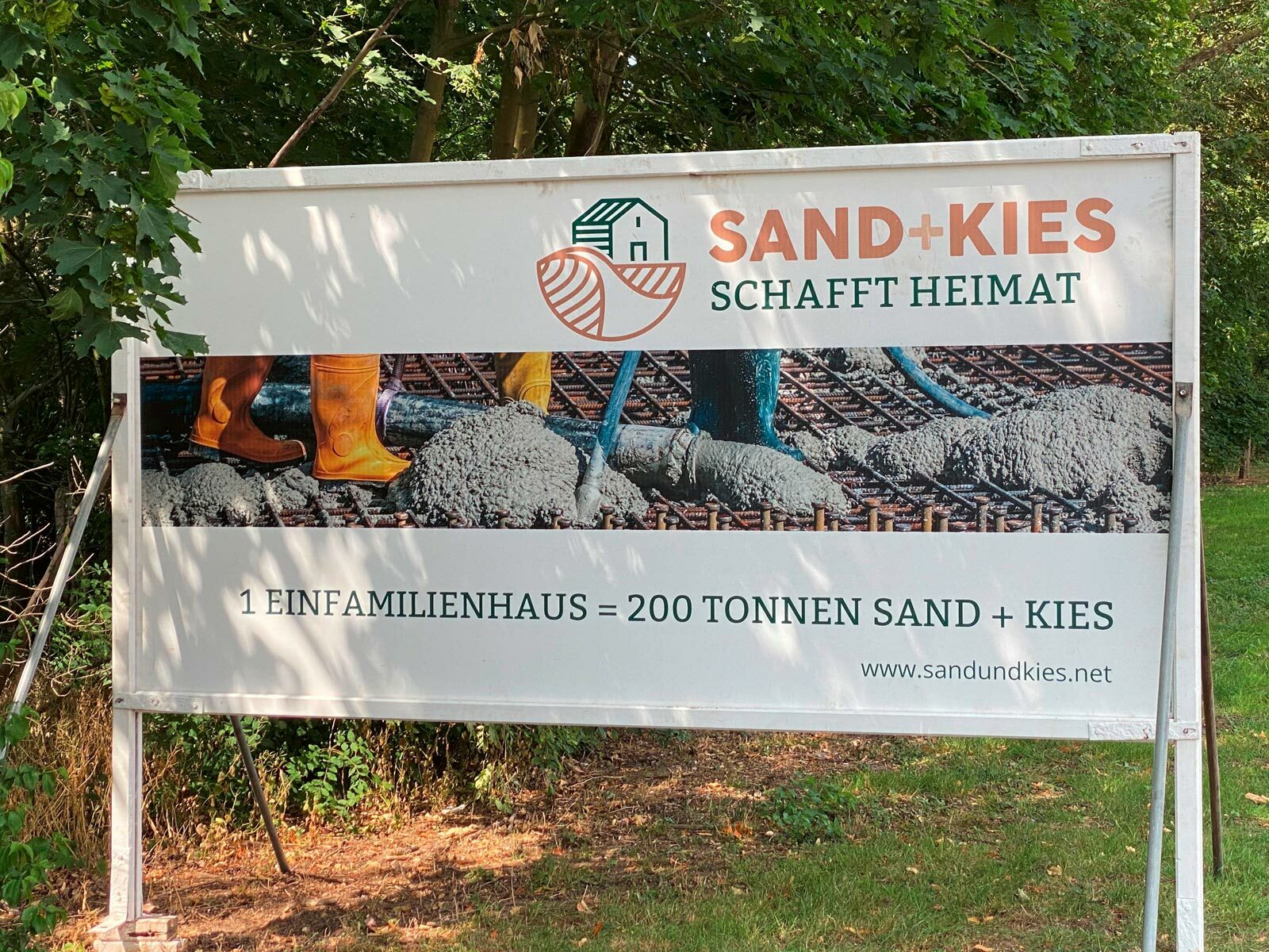 „Sand+Kies“ wurde sichtbar gemacht auf großen Plakaten, in Social Media-Anzeigen, in Video-Clips und einer Broschüre für den Niederrhein.